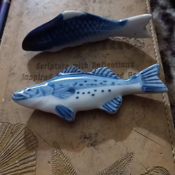2 Japanese porcelain chopstick holders fish - Picture 2 of 3